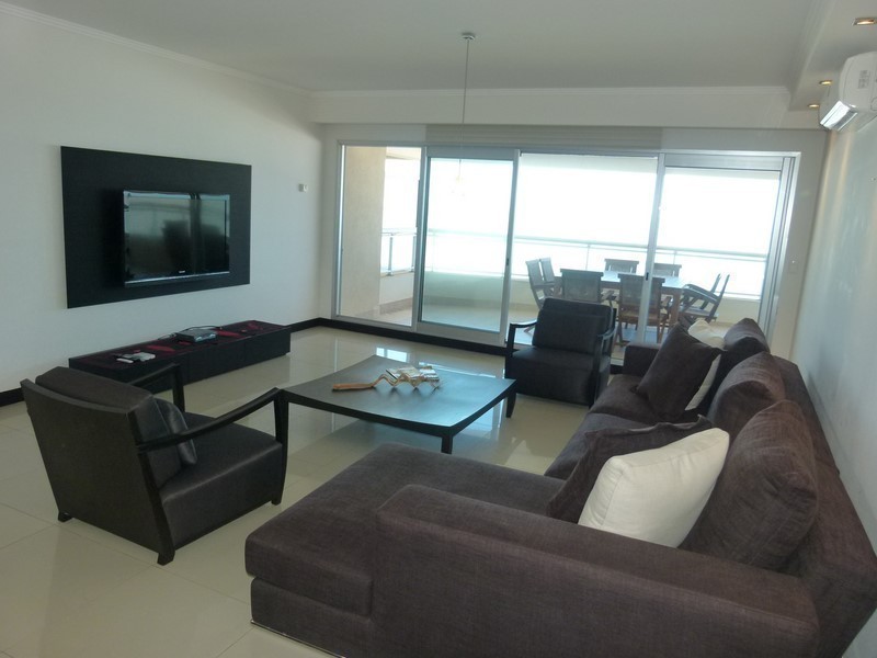 Departamento en primera fila de Playa Brava. Torre Premium